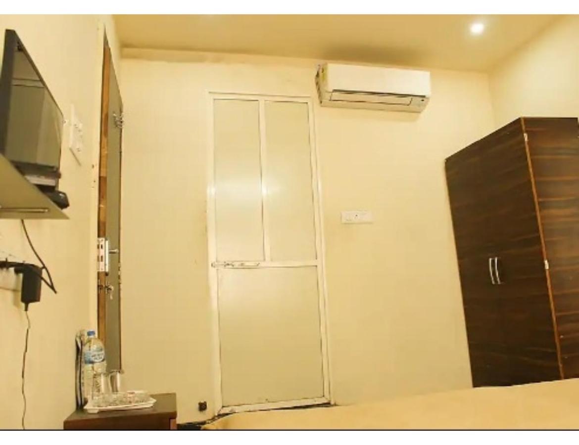 Hotel Adarsh, Ujjain Buitenkant foto
